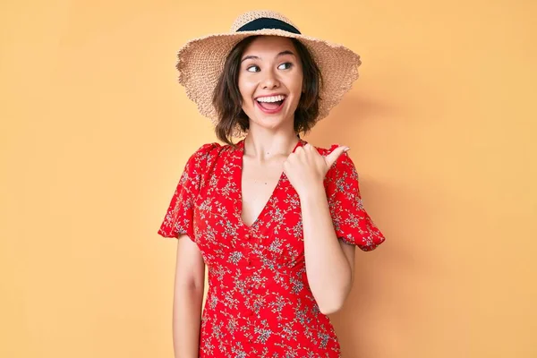 Νεαρό Όμορφο Κορίτσι Φοράει Καλοκαιρινό Καπέλο Χαμογελώντας Χαρούμενο Πρόσωπο Και — Φωτογραφία Αρχείου