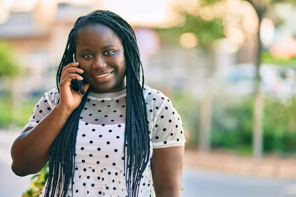 Mladý Africký Američan Žena Usměvavý Šťastný Mluvení Smartphone Městě — Stock fotografie