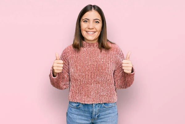 Junge Schöne Frau Legerer Kleidung Erfolgszeichen Tun Positive Geste Mit — Stockfoto