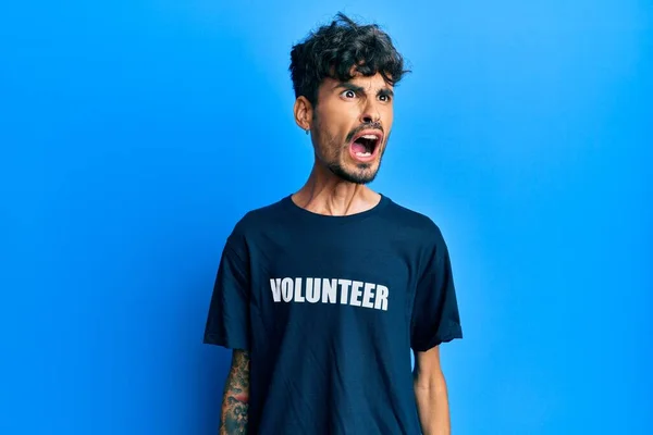 Gönüllü Tişört Giyen Genç Spanyol Sinirli Öfkeli Sinirli Sinirli Bağırıyor — Stok fotoğraf