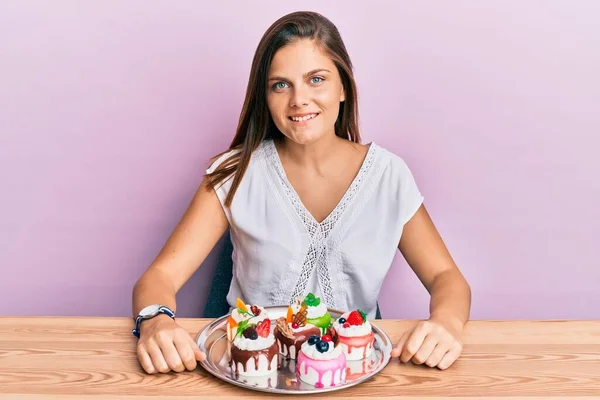 Joven Mujer Caucásica Comiendo Pasteles Para Desayuno Mirando Positiva Feliz —  Fotos de Stock