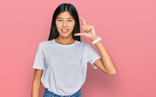 Schöne Junge Asiatische Frau Trägt Legeres Weißes Shirt Lächelnd Und — Stockfoto