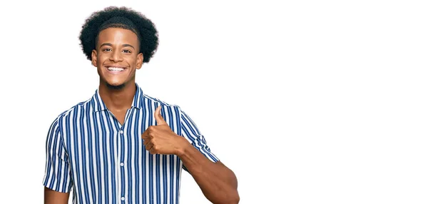 アフリカ系アメリカ人男性とともにアフロの髪を身に着けているカジュアル服笑顔幸せと正 親指アップ行う優れた承認サイン — ストック写真