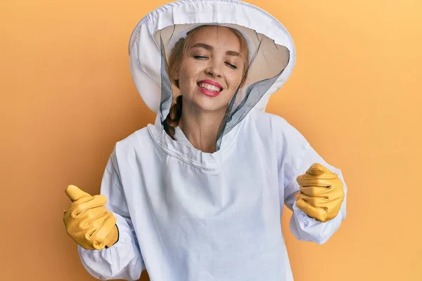 Bella Donna Caucasica Bionda Che Indossa Uniforme Protettiva Apicoltore Molto — Foto Stock