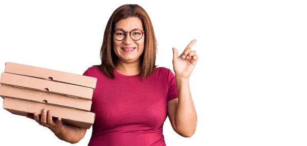 Mujer Latina Mediana Edad Sosteniendo Caja Pizza Entrega Sonriendo Feliz —  Fotos de Stock