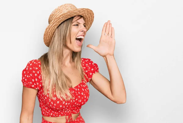 Beautiful Caucasian Woman Wearing Summer Hat Shouting Screaming Loud Side — Stock Photo, Image