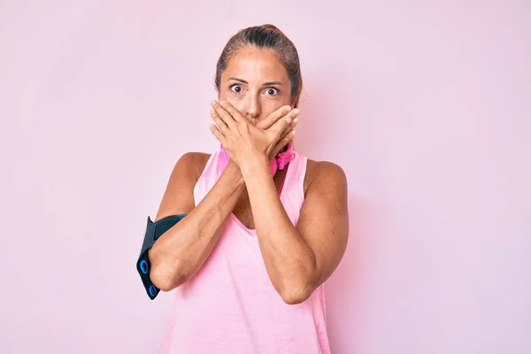 Hispanische Frau Mittleren Alters Turnbekleidung Und Mit Kopfhörern Schockiert Mund — Stockfoto