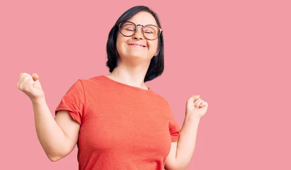 Brünette Frau Mit Syndrom Lässiger Kleidung Und Brille Sehr Glücklich — Stockfoto