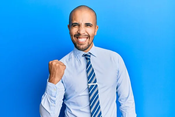 Hombre Adulto Hispano Con Camisa Negocios Corbata Celebrando Sorprendido Sorprendido — Foto de Stock