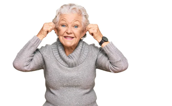 Oudere Grijsharige Vrouw Met Casual Wintertrui Lachende Trekkende Oren Met — Stockfoto