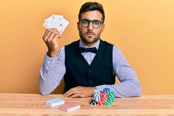 Bonito Croupier Hispânico Homem Sentado Mesa Com Fichas Poker Cartas — Fotografia de Stock