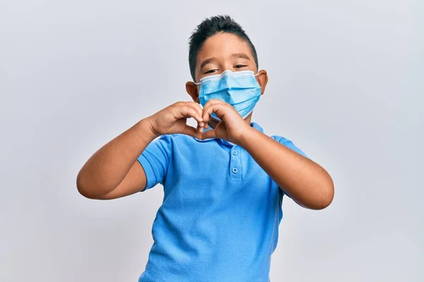 Μικρό Αγόρι Ισπανόφωνο Παιδί Φορώντας Ιατρική Μάσκα Χαμογελώντας Στην Αγάπη — Φωτογραφία Αρχείου