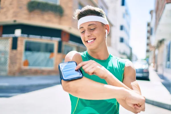 Ung Latinamerikansk Idrottsman Använder Smartphone Och Hörlurar Promenader Gatan Staden — Stockfoto