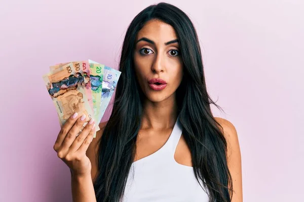 Belle Femme Hispanique Tenant Des Dollars Canadiens Effrayée Étonnée Avec — Photo