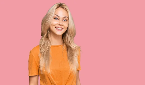 Ung Blond Jente Med Uformelle Klær Ser Positiv Glad Smiler – stockfoto