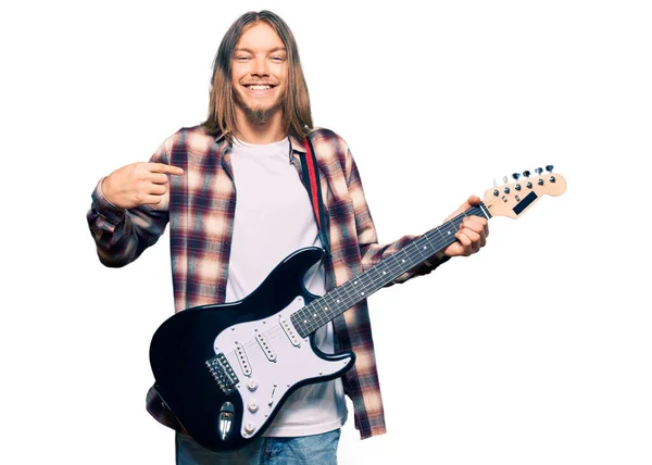 Przystojny Biały Mężczyzna Długimi Włosami Gra Gitarze Elektrycznej Wskazując Palcem — Zdjęcie stockowe