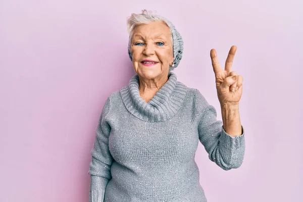 Senior Mulher Cabelos Grisalhos Vestindo Camisola Chapéu Inverno Sorrindo Com — Fotografia de Stock