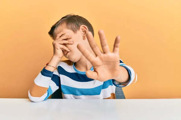 Adorabile Ragazzo Caucasico Che Indossa Abiti Casual Seduto Sul Tavolo — Foto Stock