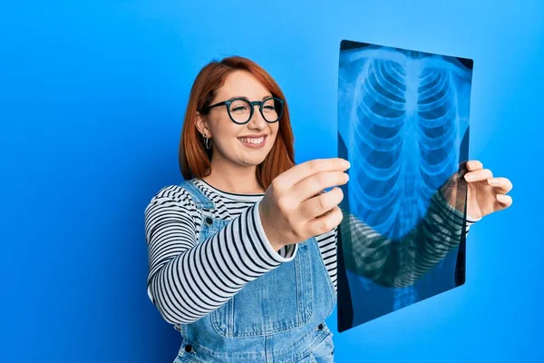 Mujer Pelirroja Hermosa Sosteniendo Radiografía Del Pecho Sonriendo Con Una —  Fotos de Stock