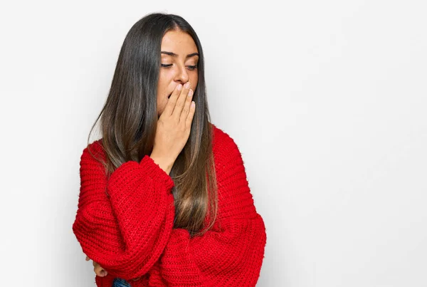 Mooie Latijns Amerikaanse Vrouw Draagt Casual Kleding Verveeld Geeuwen Moe — Stockfoto