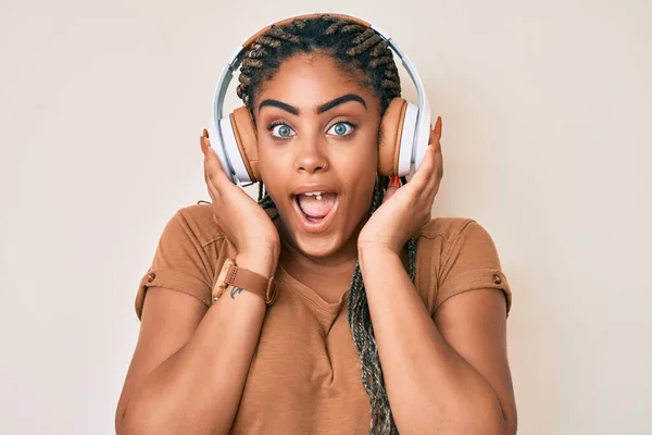 Young African American Woman Braids Listening Music Using Headphones Celebrating — Stock Photo, Image