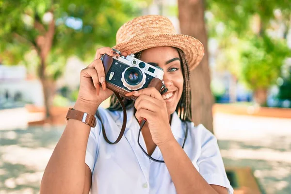 Mladá Africká Americká Žena Copánky Úsměvem Šťastný Fotografování Vintage Kamerou — Stock fotografie