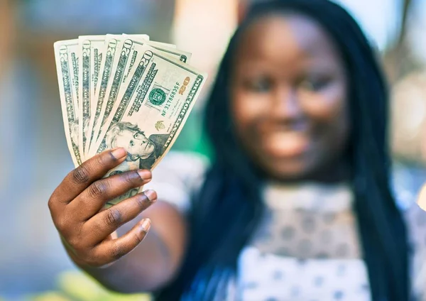 Jeune Femme Afro Américaine Souriante Heureuse Tenant Des Dollars Américains — Photo