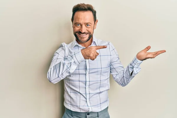 Homem Meia Idade Vestindo Roupas Negócios Espantado Sorrindo Para Câmera — Fotografia de Stock