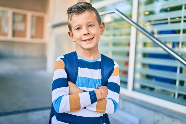 Bedårande Kaukasiska Student Pojke Ler Glad Stående Vid Staden — Stockfoto