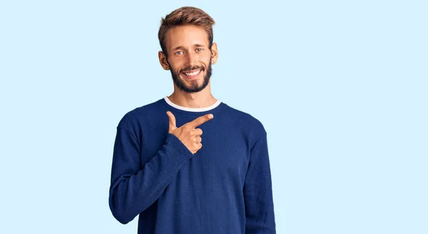 Bello Uomo Biondo Con Barba Che Indossa Maglione Casual Allegro — Foto Stock