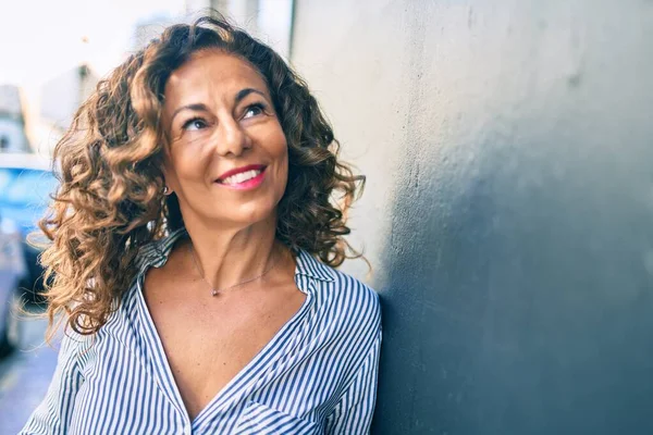 Mujer Hispana Mediana Edad Sonriendo Feliz Apoyada Pared Ciudad —  Fotos de Stock