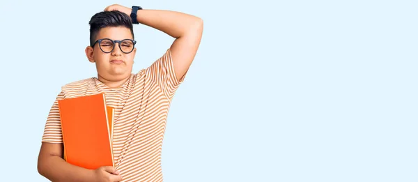 Niño Pequeño Sosteniendo Libro Con Gafas Confundir Preguntarse Acerca Pregunta —  Fotos de Stock