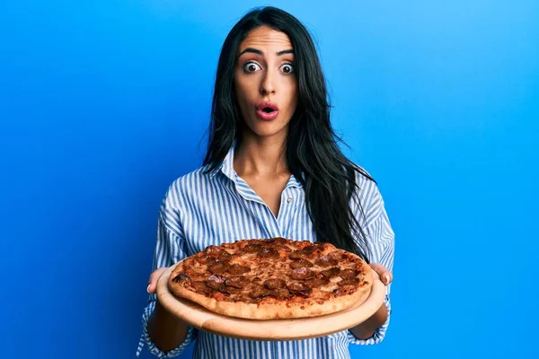 Vacker Latinamerikansk Kvinna Håller Välsmakande Pepperoni Pizza Rädd Och Chockad — Stockfoto