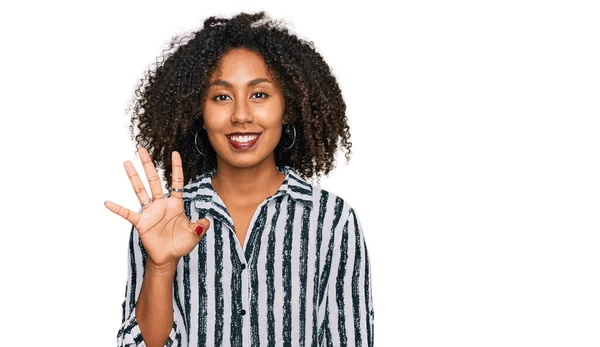 Jovem Afro Americana Vestindo Roupas Casuais Mostrando Apontando Para Cima — Fotografia de Stock