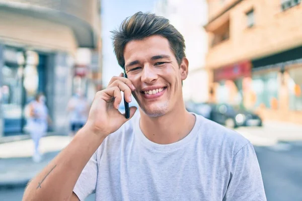 Ung Kaukasisk Man Ler Glad Prata Smartphone Staden — Stockfoto