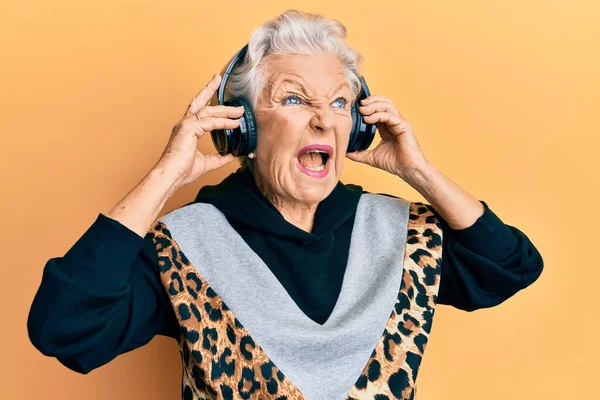 Äldre Gråhårig Kvinna Som Lyssnar Musik Med Hörlurar Arga Och — Stockfoto