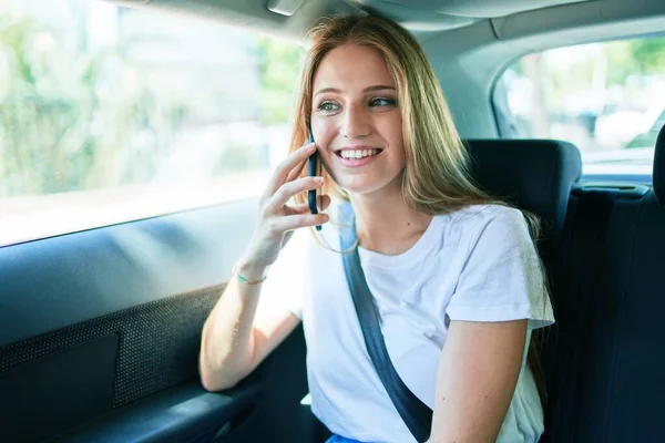Молода Красива Блондинка Посміхається Щасливо Сидячи Машині Розмовляючи Смартфоні — стокове фото