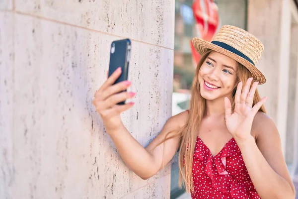 Νεαρό Καυκάσιο Τουριστικό Κορίτσι Χαμογελώντας Χαρούμενος Κάνει Βιντεοκλήση Χρησιμοποιώντας Smartphone — Φωτογραφία Αρχείου