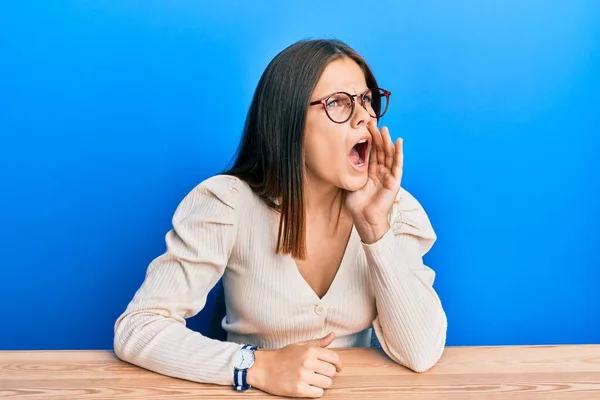 Ung Kaukasisk Kvinna Casual Kläder Och Glasögon Skriker Och Skriker — Stockfoto