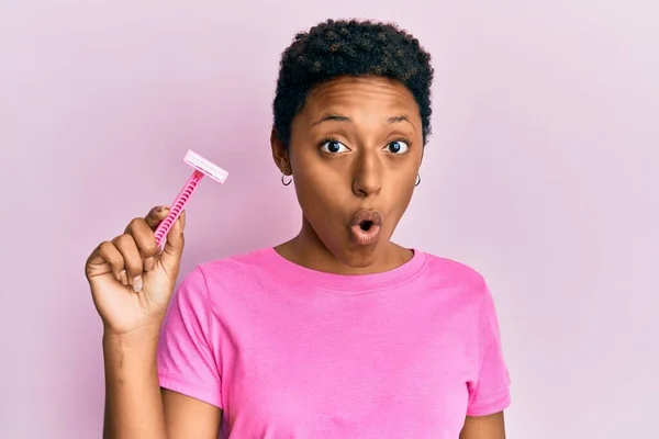 Joven Afroamericana Chica Sosteniendo Navaja Afeitar Asustada Sorprendida Con Boca —  Fotos de Stock