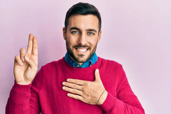 Jonge Latijns Amerikaanse Man Casual Kleding Lachend Vloeken Met Hand — Stockfoto