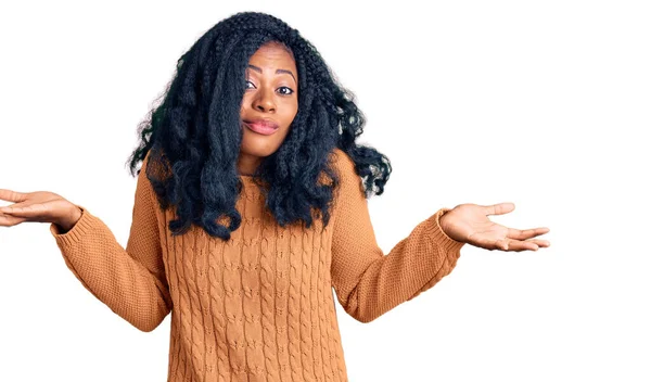 Belle Femme Afro Américaine Portant Pull Décontracté Expression Désemparée Confuse — Photo