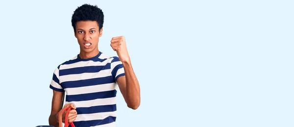 Jovem Afro Americano Segurando Supermercado Cesta Compras Irritado Frustrado Gritando — Fotografia de Stock