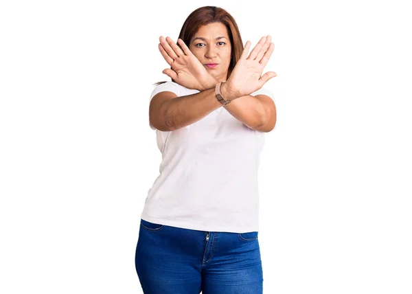 Mulher Latina Meia Idade Vestindo Casual Branco Tshirt Rejeição Expressão — Fotografia de Stock