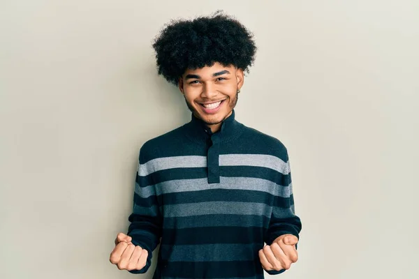 Ung Afroamerikansk Mann Med Afrohår Kledd Fritidsklær Lykkelig Opprømt Mens – stockfoto