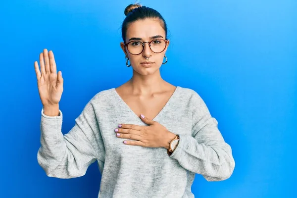 Jonge Latijns Amerikaanse Vrouw Draagt Casual Kleding Vloeken Met Hand — Stockfoto