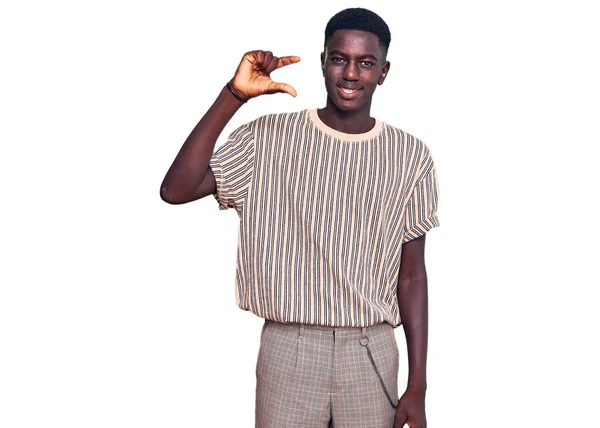 Jovem Afro Americano Vestindo Roupas Casuais Aprovando Fazer Gesto Positivo — Fotografia de Stock