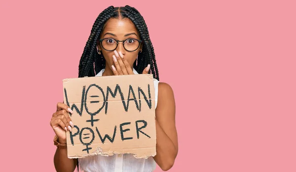 Schöne Hispanische Frau Mit Frauenpower Banner Das Den Mund Mit — Stockfoto