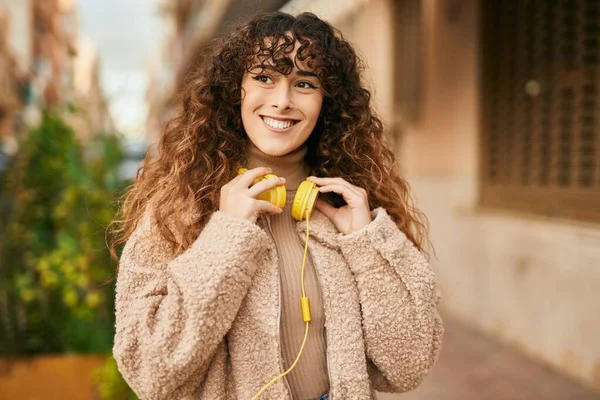 Jonge Spaanse Vrouw Glimlachen Gelukkig Met Behulp Van Koptelefoon Stad — Stockfoto