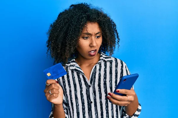 Krásná Africká Americká Žena Afro Vlasy Drží Smartphone Kreditní Kartu — Stock fotografie